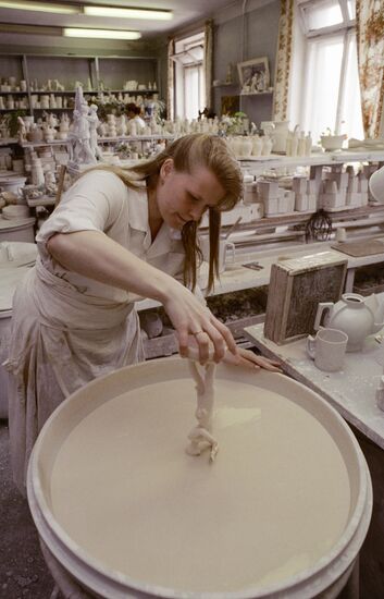 SOUVENIRS PRODUCTION FACTORY PORCELAIN