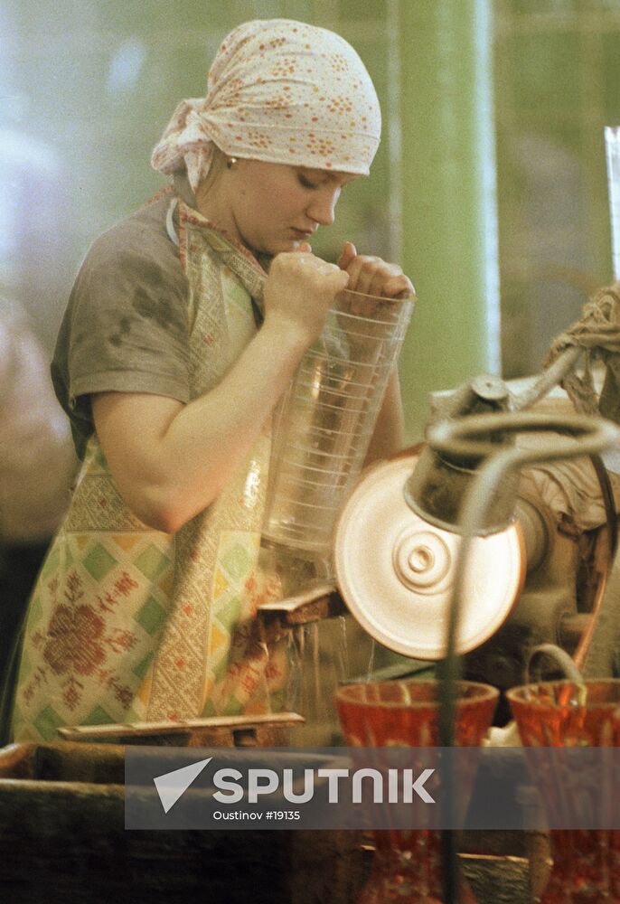 POLISHING WORKER GLASS PLANT WORK