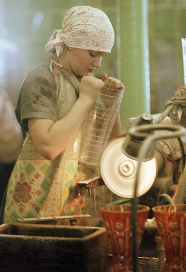 POLISHING WORKER GLASS PLANT WORK