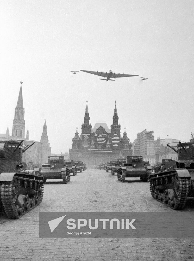 PARADE RED SQUARE