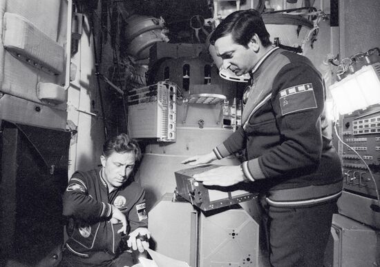 Cosmonauts Valery Bykovsky and Sigmund Jahn