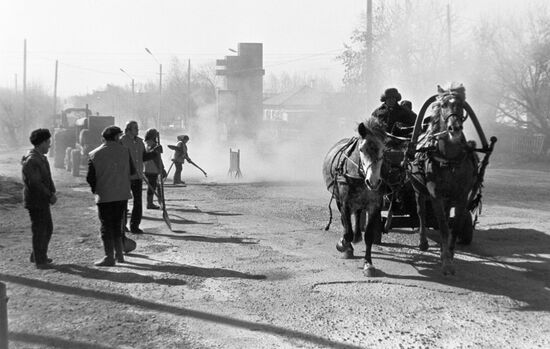 WORKERS CONSTRUCTION ROAD CART HORSES