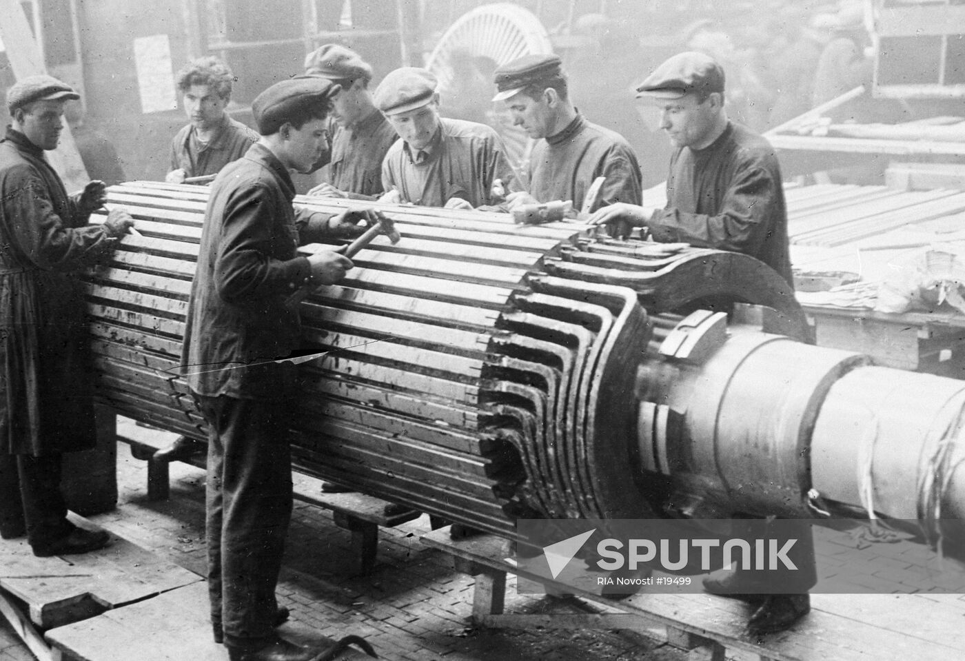 MOSCOW 'ELEKTROSILA' PLANT WORKERS ASSEMBLY ROTOR