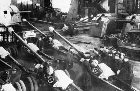 100 MM CANNONS ROOM WORKERS MILITARY COMMISSION
