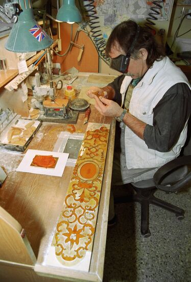 AMBER ORNAMENT STONE-CUTTING MASTER