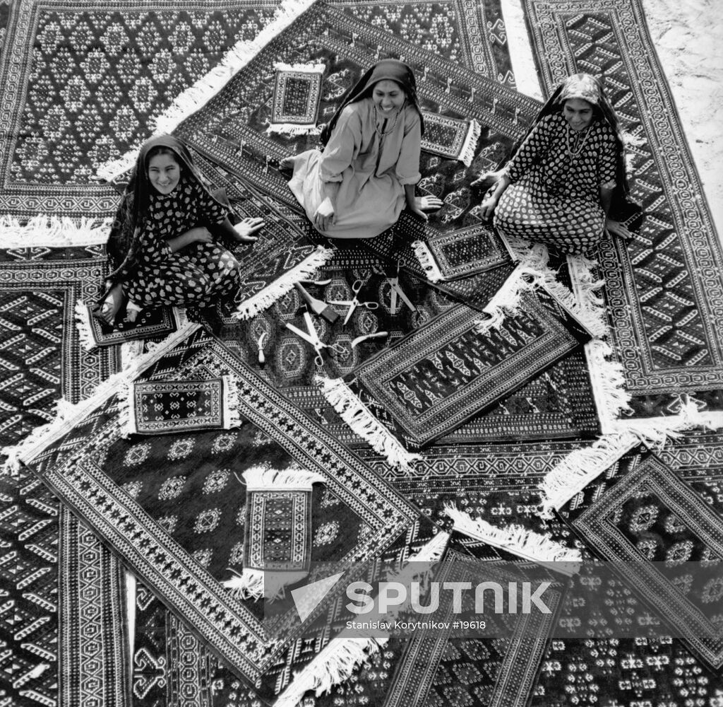TURKMENKOVER TURKMENISTAN WOMEN CARPETS