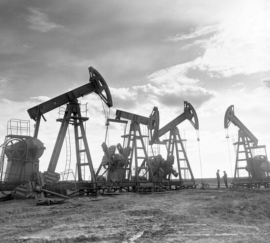 PUMPING JACKS SURGUT OIL FIELD 