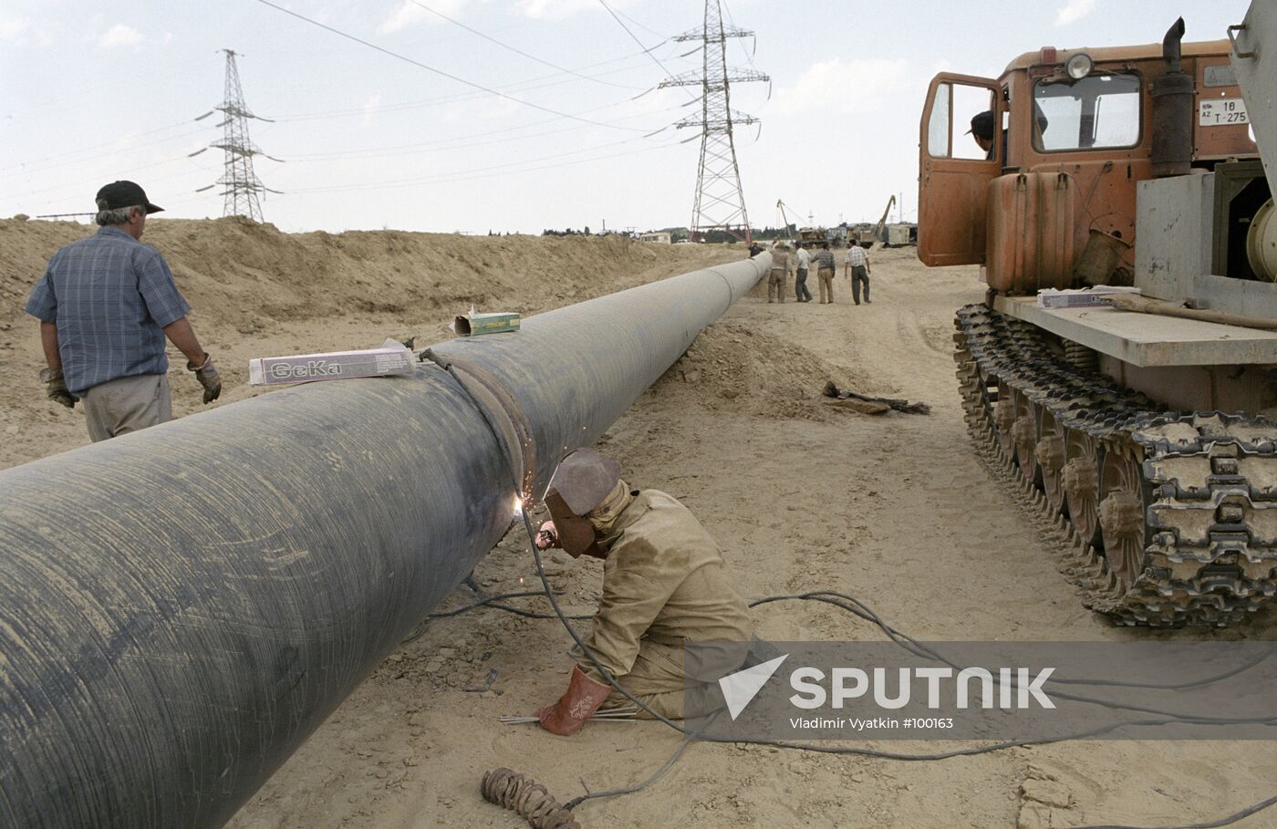 WORKERS PIPES GAS PIPELINE 