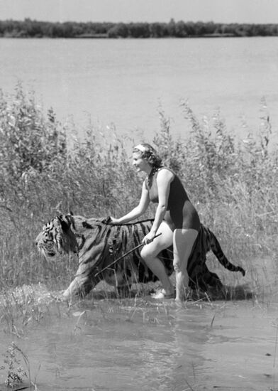 NAZAROVA TIGER PURSH BATHING