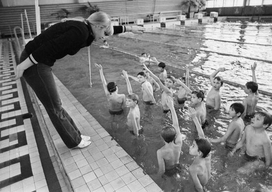 classes swimming swimming pool