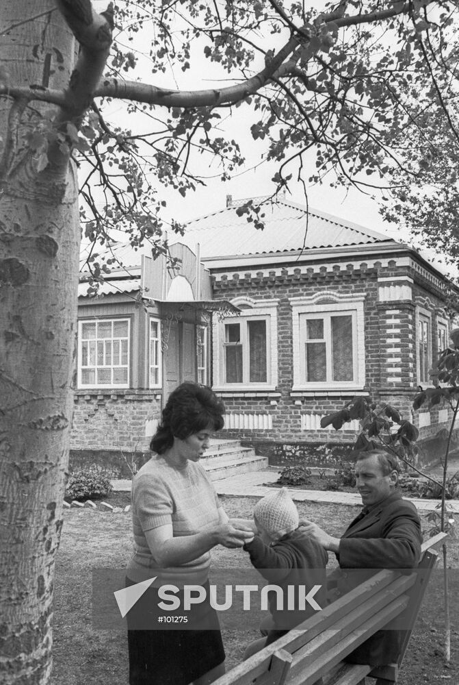 FAMILY HOUSE YARD STROLL