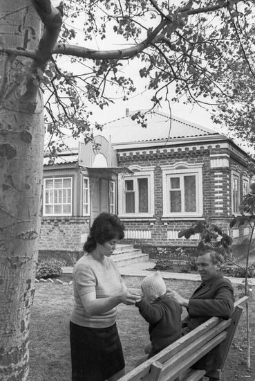 FAMILY HOUSE YARD STROLL 
