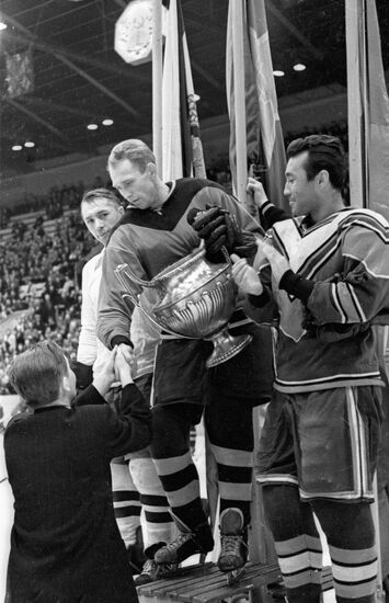 SOLOGUBOV PEDESTAL HOCKEY PLAYERS 