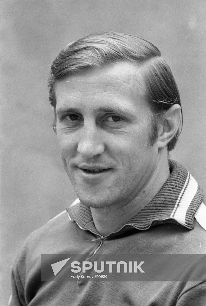 BACK CAPTAIN FOOTBALL SHESTERNEV