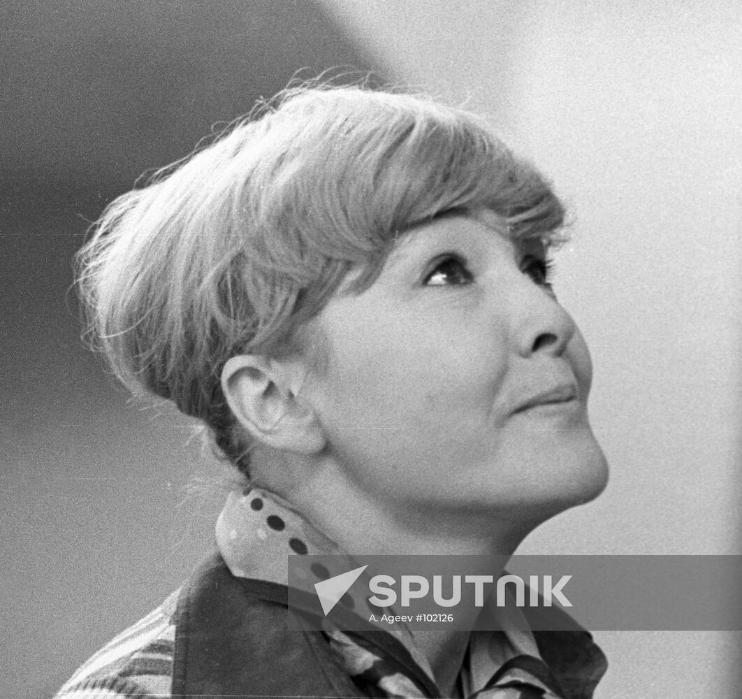 POET AKHMADULINA