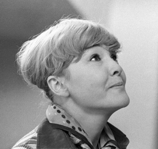 POET AKHMADULINA