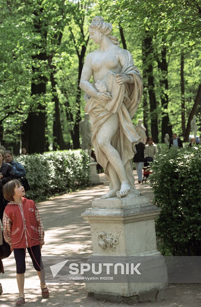 LETNY SAD (SUMMER GARDENS) STATUE