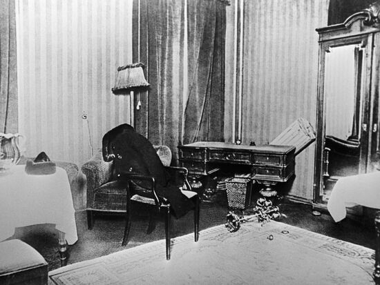 ROOM ANGLETERRE YESENIN SUICIDE
