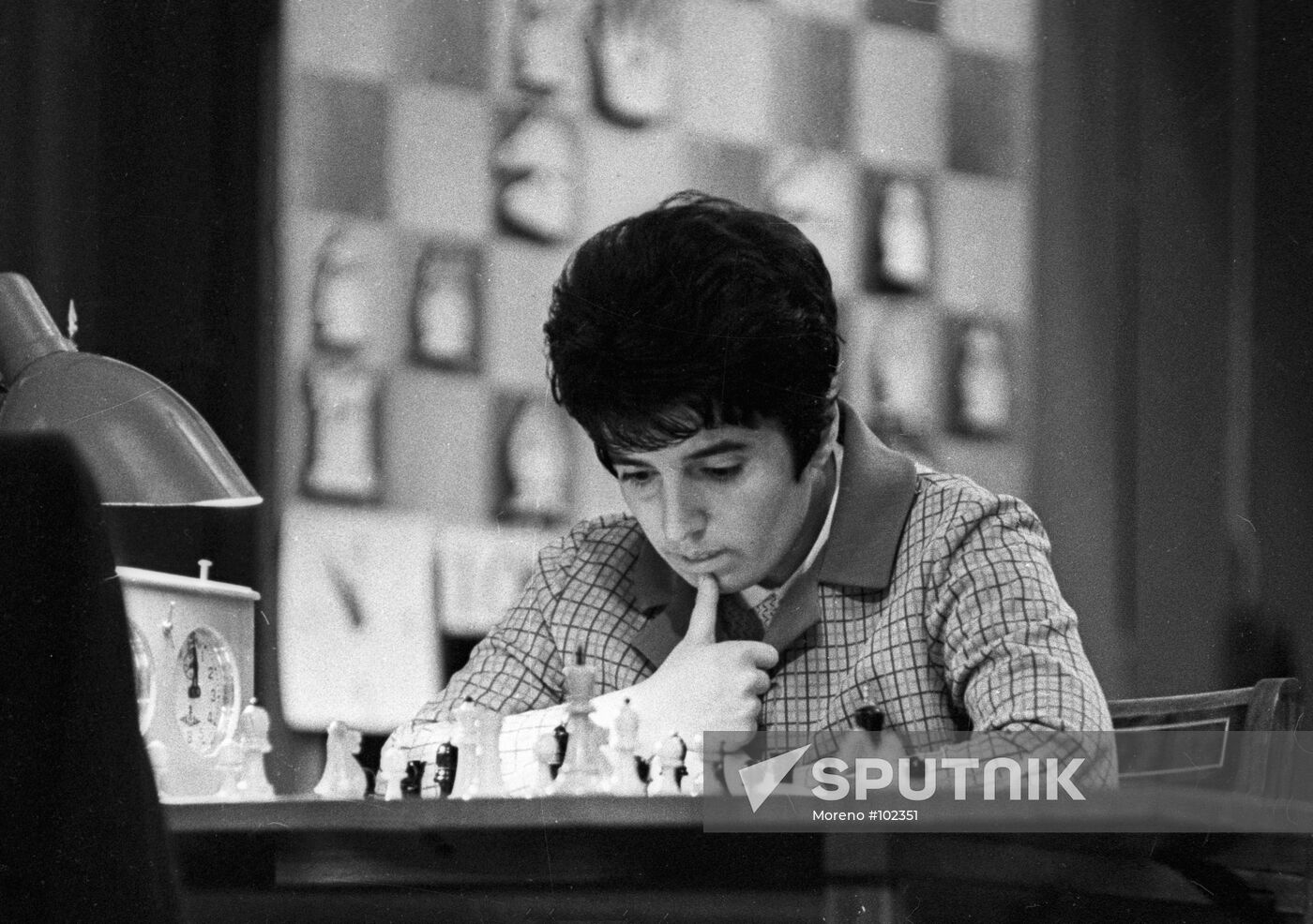GAPRINDASHVILI CHESS-PLAYER