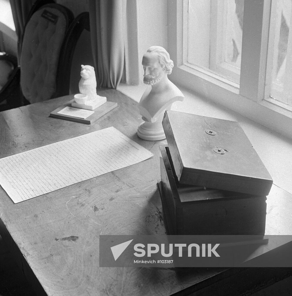 TABLE INK-POT BOX BUST MANUSCRIPT