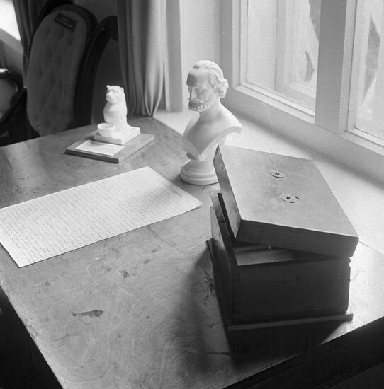 TABLE INK-POT BOX BUST MANUSCRIPT 