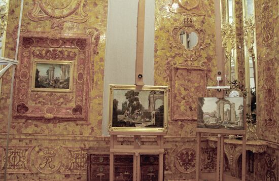 AMBER ROOM