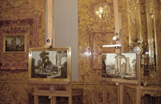 AMBER ROOM