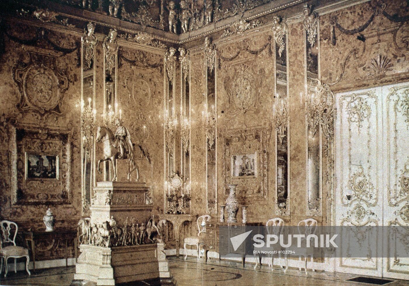 AMBER ROOM