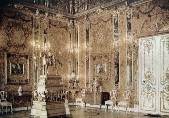 AMBER ROOM