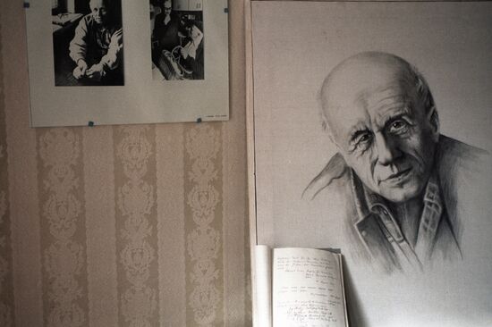 SAKHAROV EXILE FLAT INTERIOR PORTRAIT