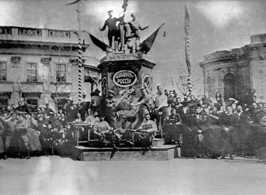 MONUMENT PEOPLE MAY DAY