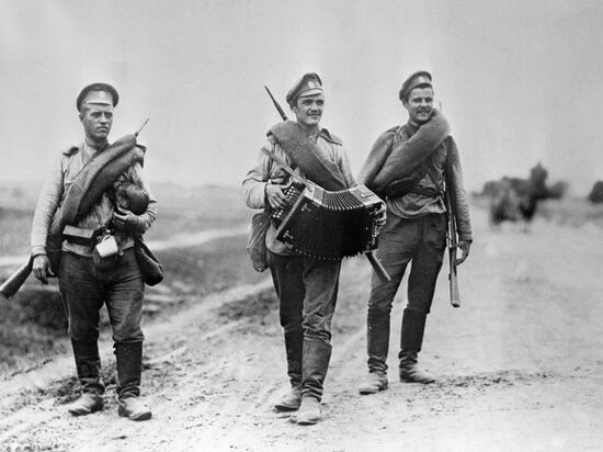 SOLDIERS CONCERTINA FRONT REVOLUTION