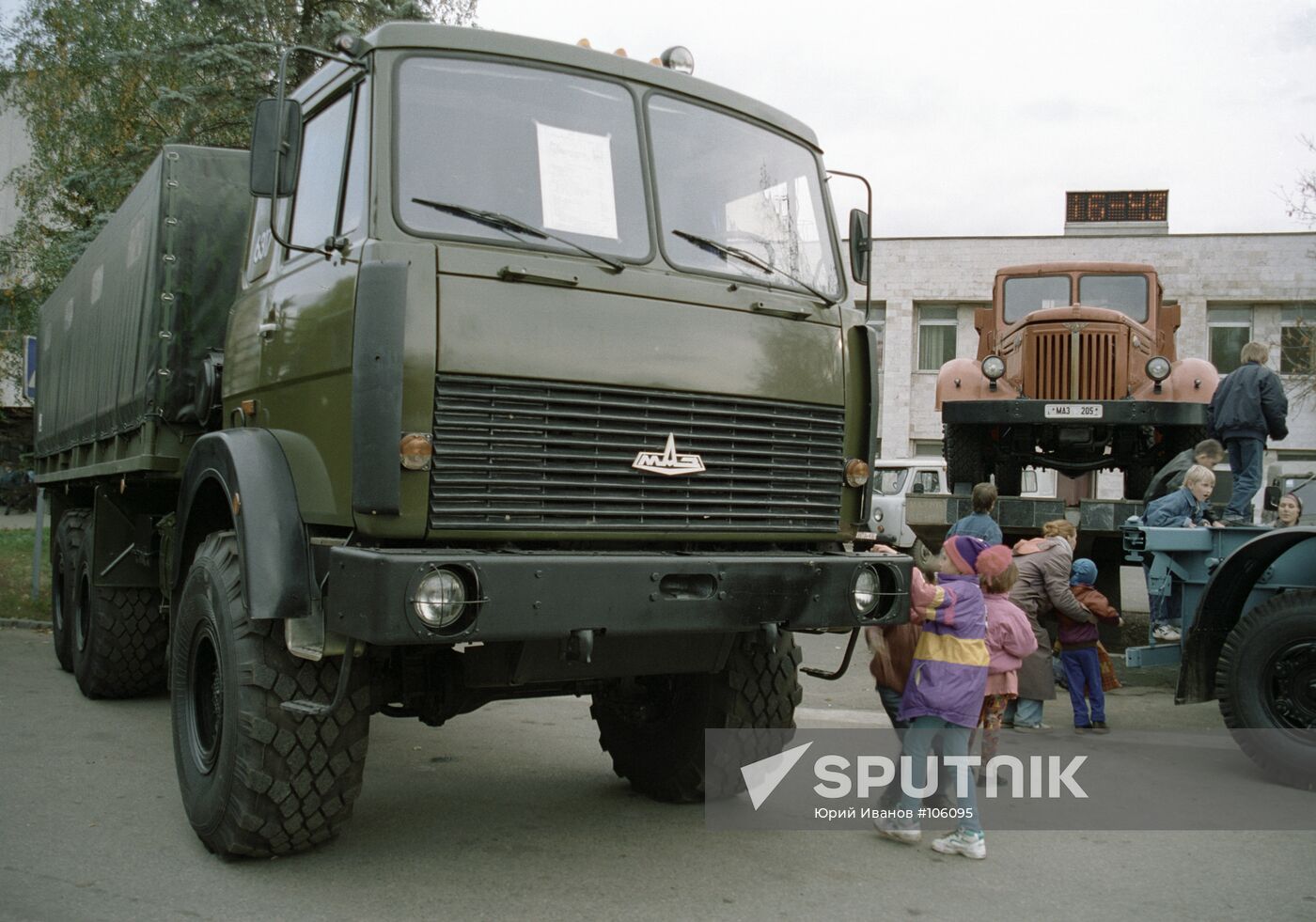 MAZ-6317 vehicle