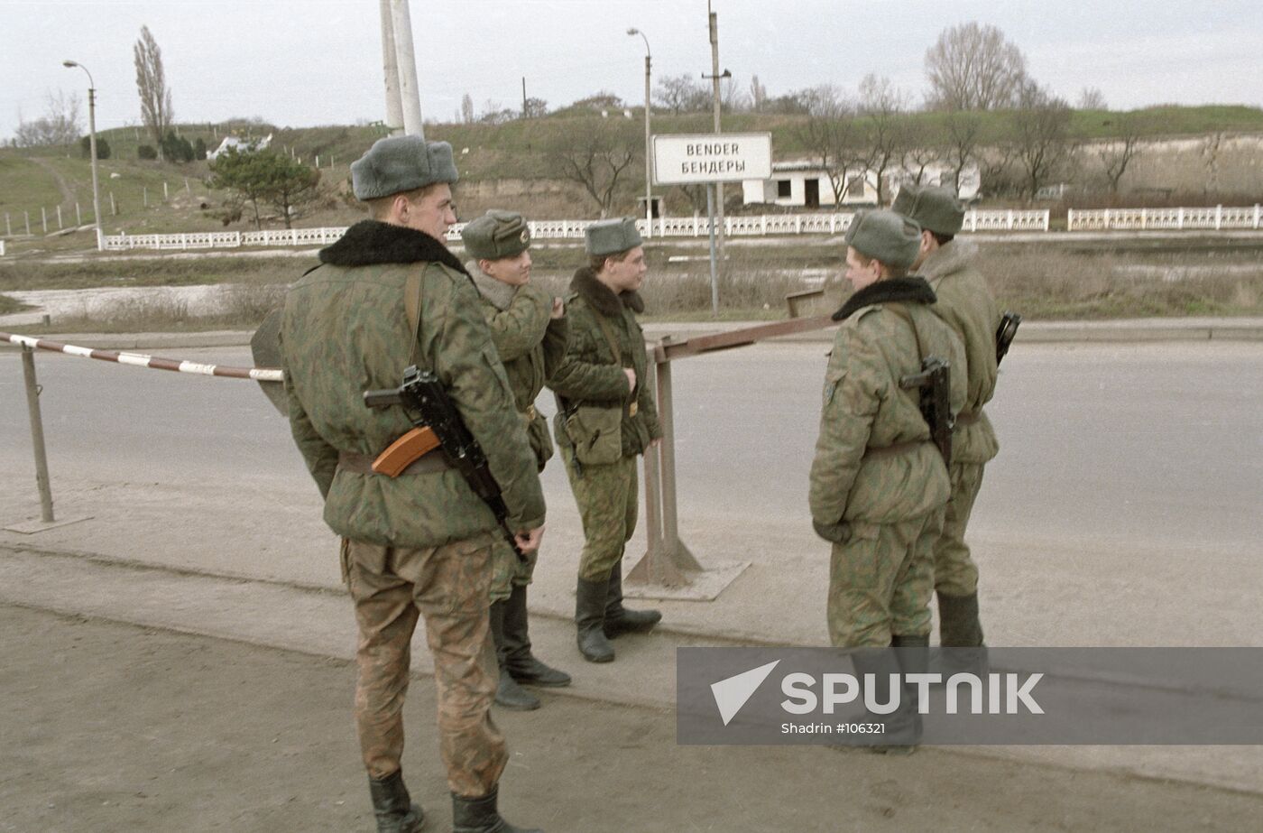 SOLDIERS PATROLLING BENDERY