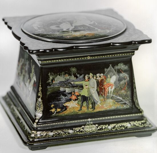 PALEKH MUSEUM LACQUER BOX CHALUNIN