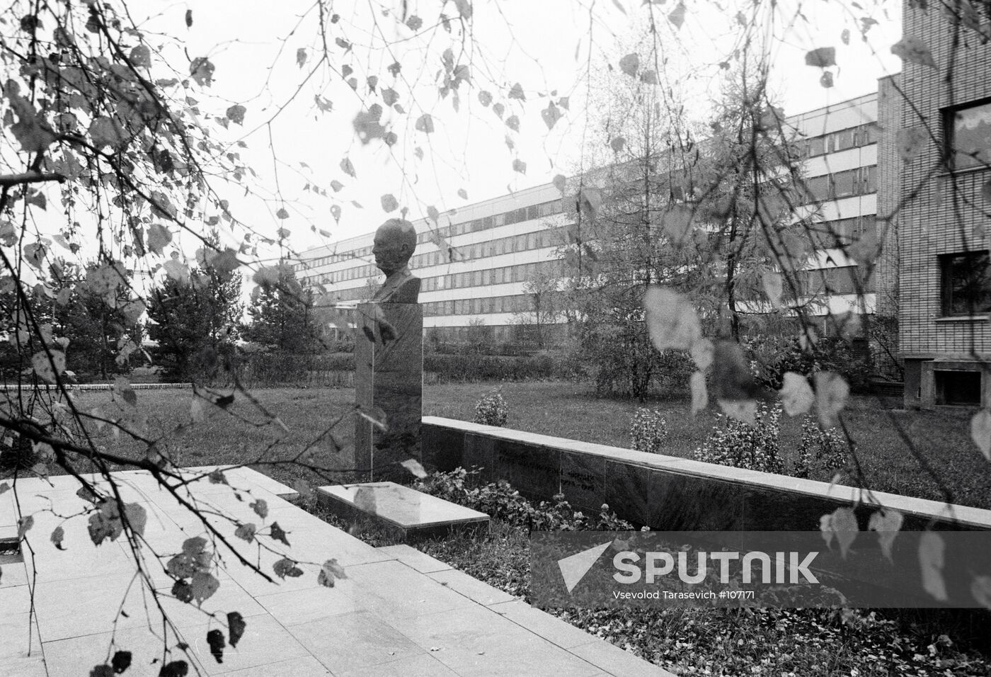 MONUMENT GRAVE ACADEMICIAN FRANK