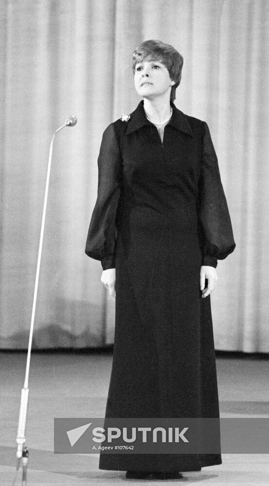 POETESS AKHMADULINA