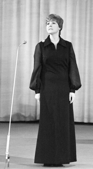 POETESS AKHMADULINA