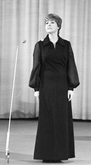 POETESS AKHMADULINA