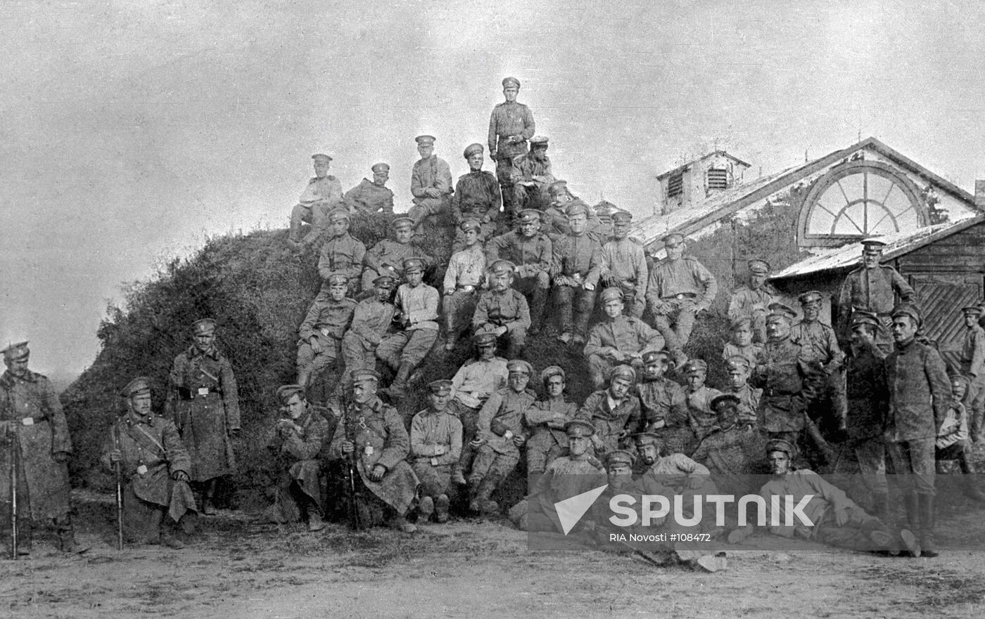 SOLDIERS MEETING BREST-LITOVSK FORTRESS