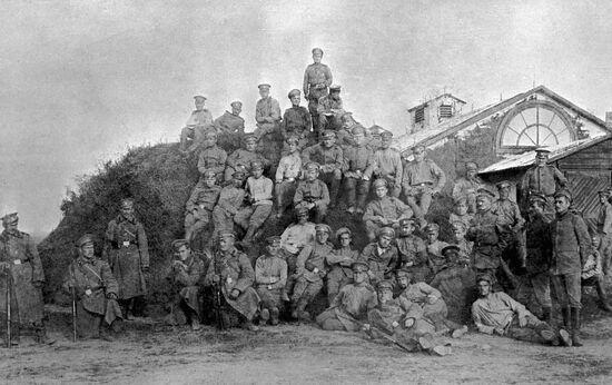 SOLDIERS MEETING BREST-LITOVSK FORTRESS