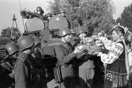 SOLDIERS GIRLS EXERCISE 'DNIEPER'