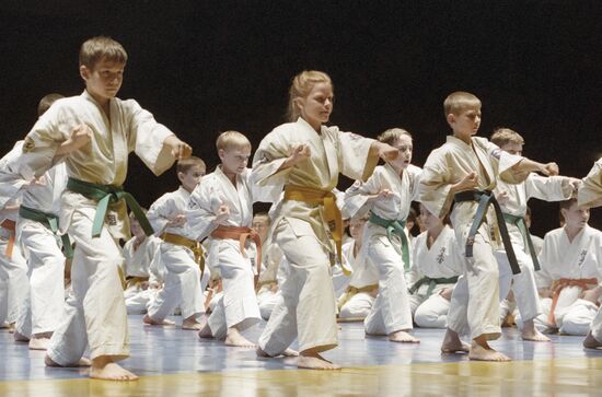 YOUNG KARATEKAS SHOW PERFORMANCE