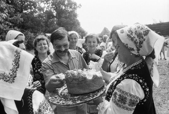 UKRAINE MUSEUM VISITORS LOAF