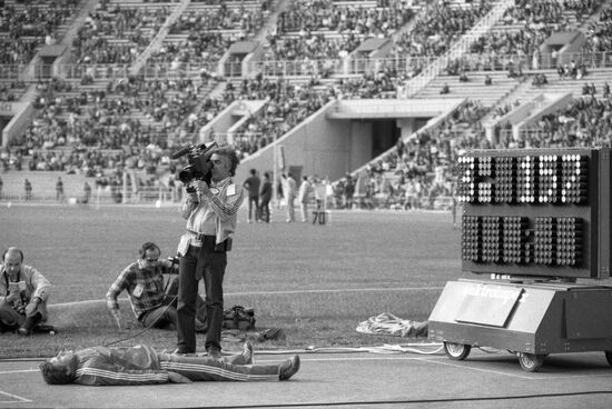 TV cameraman stadium Bubka rest