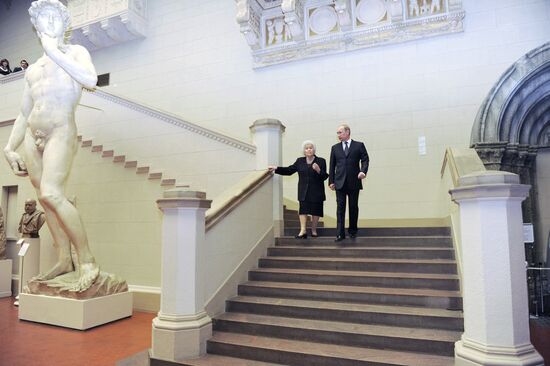 Vladimir Putin visits Pushkin Museum of Fine Arts