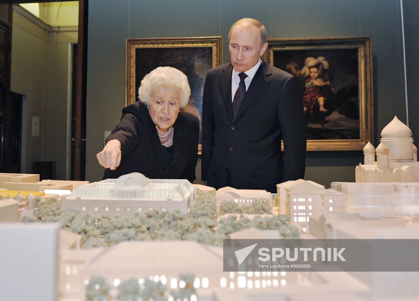 Vladimir Putin visits Pushkin Museum of Fine Arts