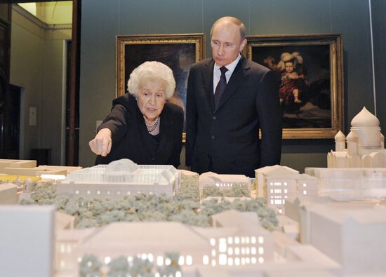 Vladimir Putin visits Pushkin Museum of Fine Arts