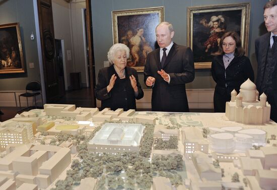 Vladimir Putin visits Pushkin Museum of Fine Arts