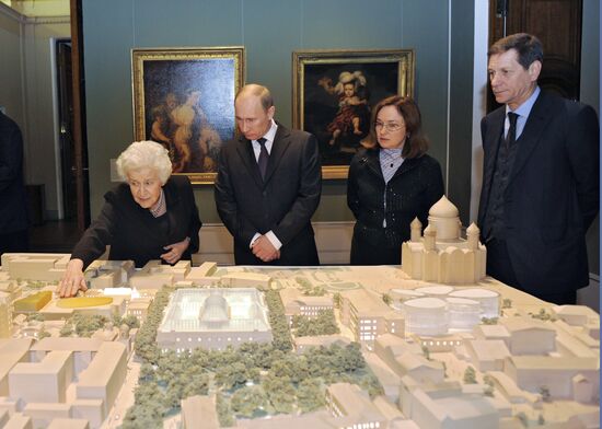 Vladimir Putin visits Pushkin Museum of Fine Arts